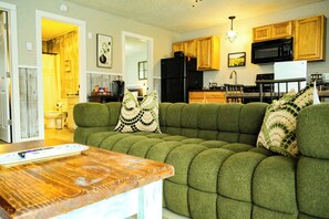 Fernseher, Kamin, Tischfußball, Arbeitsbereiche