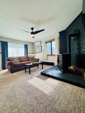 TV, peis, fotballspill og kontorer