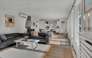 Smart TV, fireplace - Beautiful home in Højby with WiFi (Højby)
