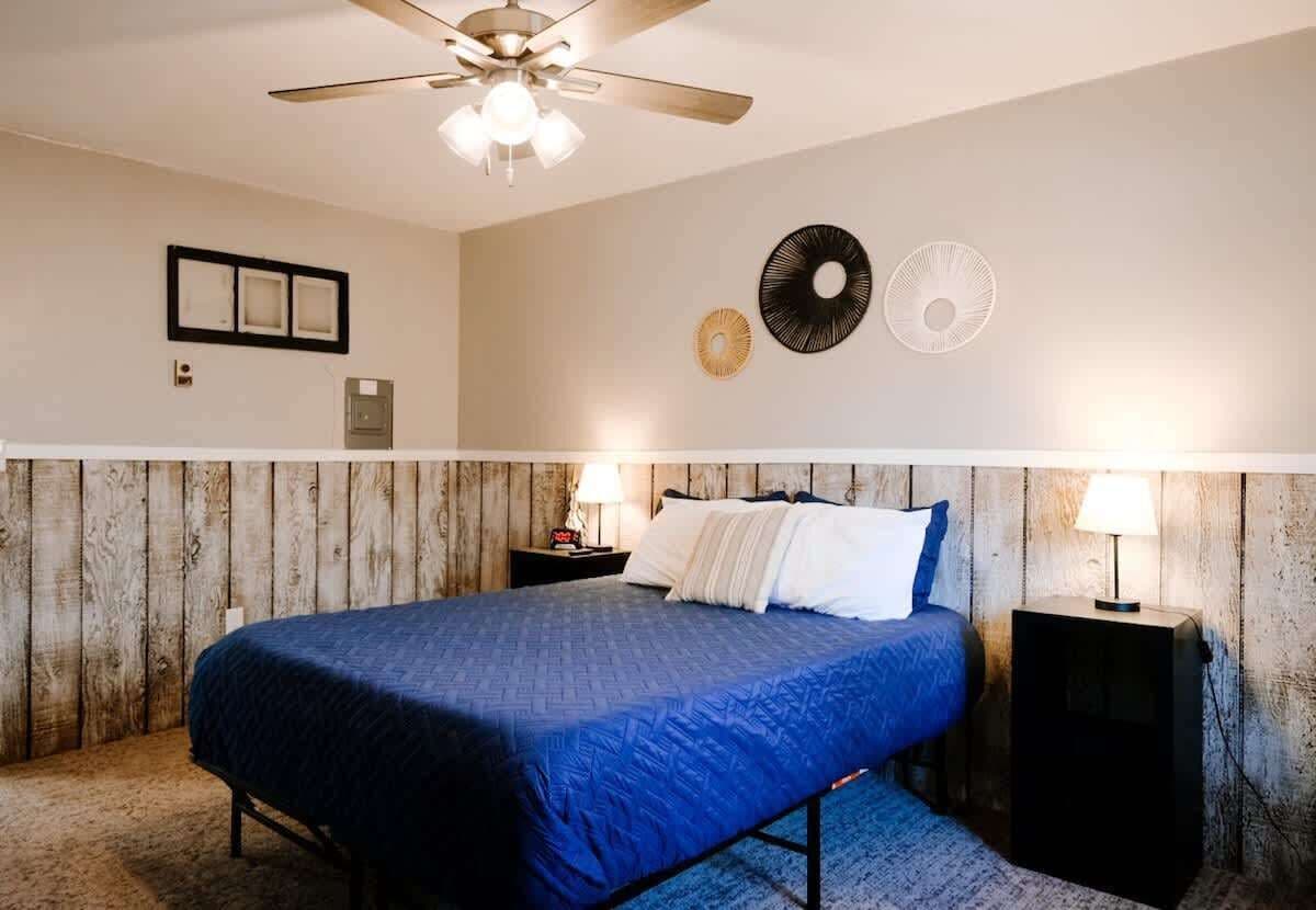 2 chambres, bureau, fer et planche à repasser, lit parapluie