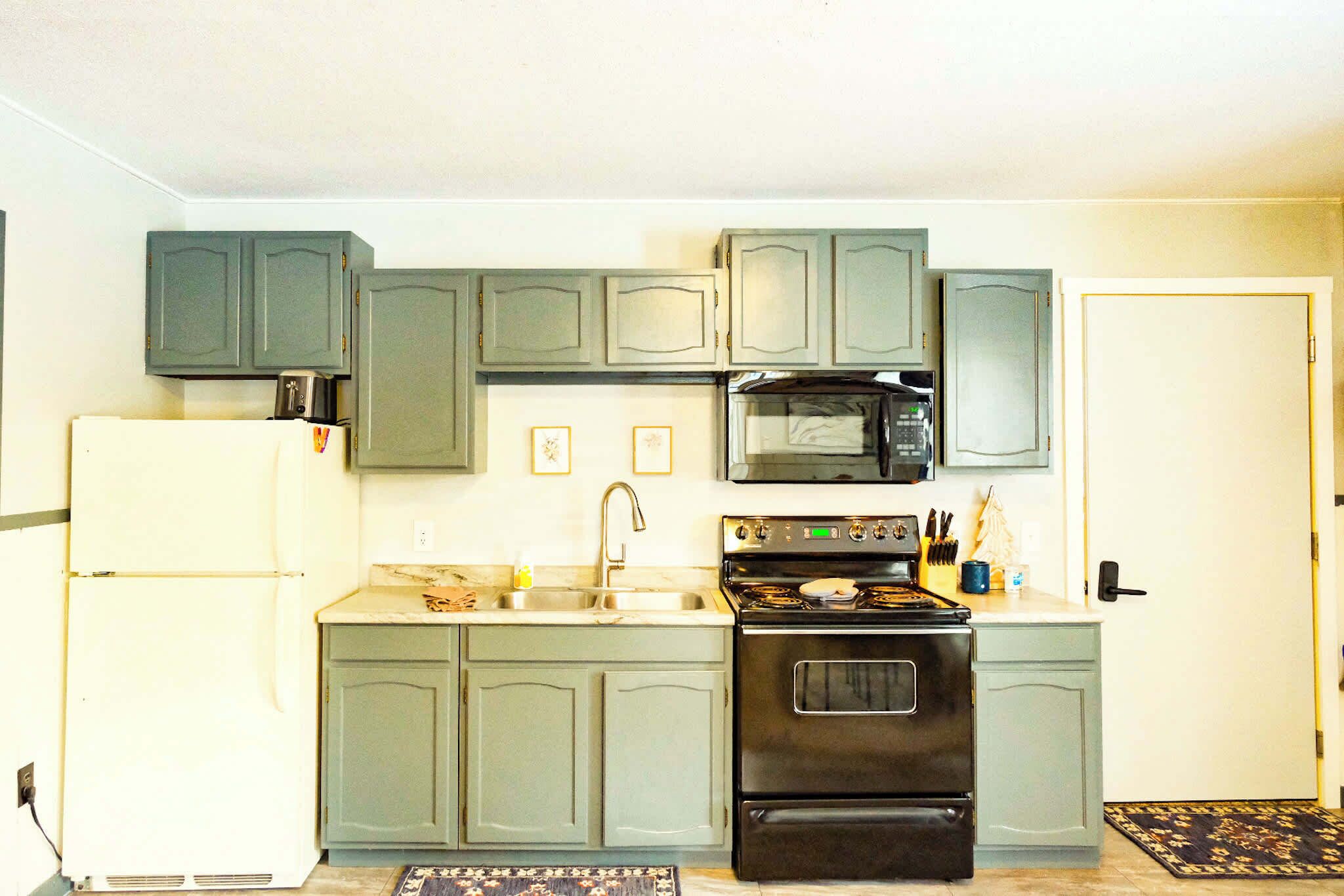 Een koelkast, een microgolfoven, een oven, een vaatwasser