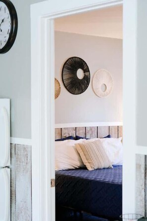 2 slaapkamers, een bureau, een strijkplank/strijkijzer, reisbedje