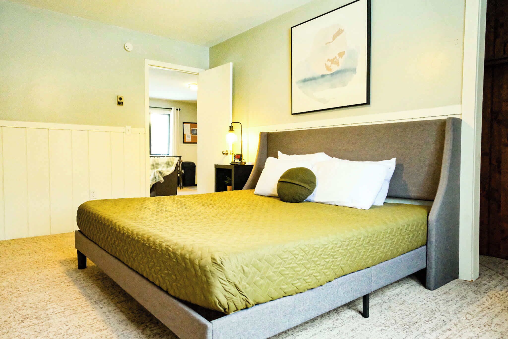 2 soverom, skrivebord, strykejern/-brett og reiseseng for barn