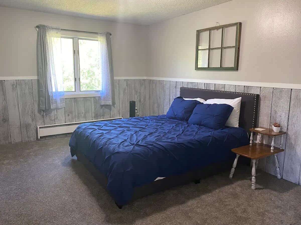 2 soverom, skrivebord, strykejern/-brett og reiseseng for barn