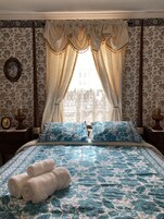 Cubrecamas, decoración personalizada y muebles diferentes 