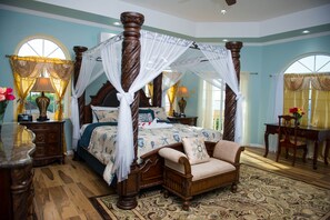 8 chambres, coffre-fort, bureau, fer et planche à repasser