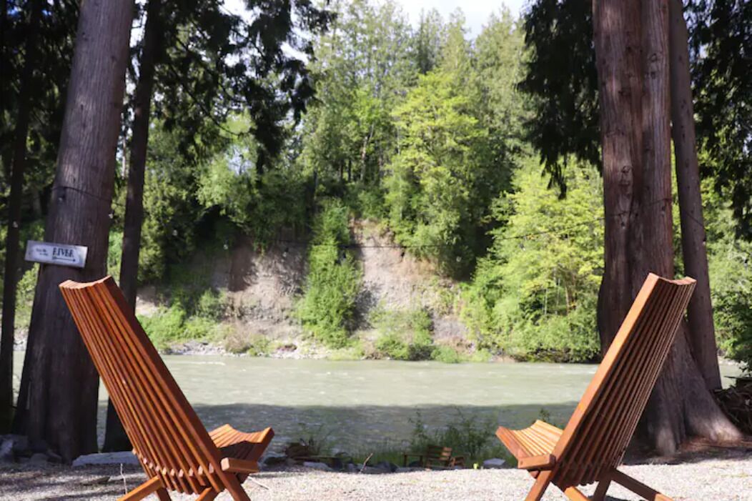 Riverfront w/Cedar Hot tub and Sauna