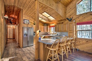 Cookware/dishes/utensils - Pinetop Cabin w/ Private Patio on Eighth Green! (Pinetop)
