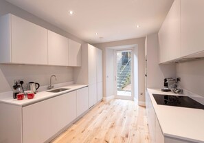 冷蔵庫、電子レンジ、オーブン、食器洗い機