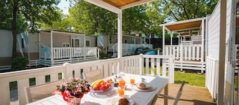 Mobilehome with air conditioning, terrace and pool