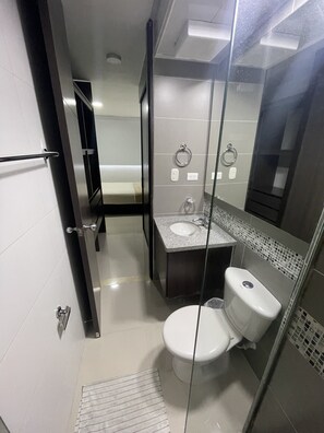 Dusche, Handtücher, Seife, Toilettenpapier