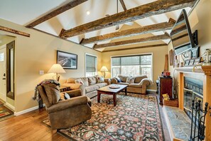 Televisión, chimenea, videojuegos y reproductor de DVD 