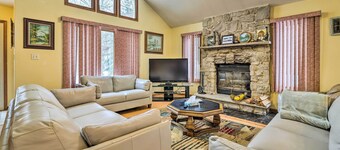 Hot Tub + Deck: Pet-Friendly Poconos Getaway!