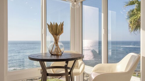 Oceanfront in La Jolla, Steps to Beach, Shops, Dining Dawn Patrol by Avantstay