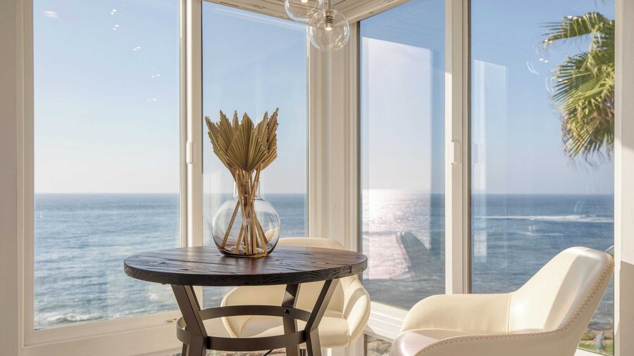 Oceanfront in La Jolla, Steps to Beach, Shops, Dining Dawn Patrol by Avantstay