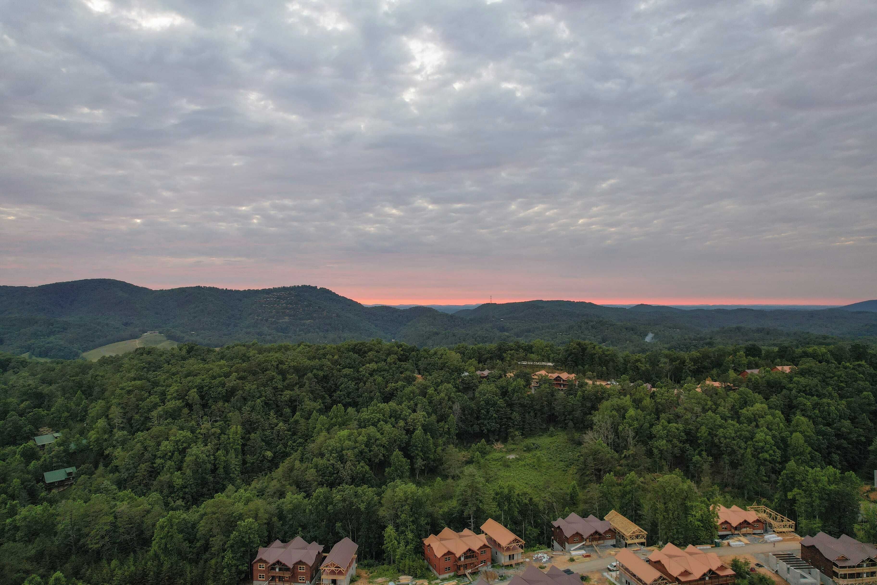 Un paysage montagneux avec une rangée de cabanes et un ciel dégagé.