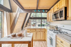 Interior - Alder by Avantstay Moody Retreat: Patio, Hot Tub in Sunriver! (Bend)