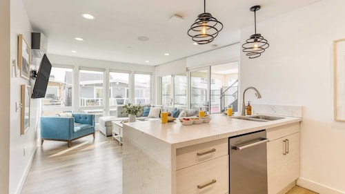 Velvet Sand I by Avantstay Steps to Newport Beach Private Rooftop w/ Outdoor Kitchen & Hot Tub!