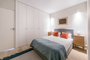 Escritorio, tabla de planchar con plancha, Internet y ropa de cama