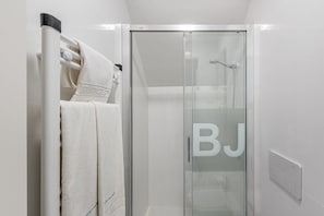 Dusche, Haartrockner, Handtücher