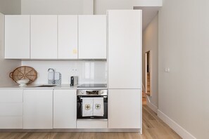 Frigorífico, microondas, horno y placa de cocina