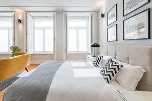 Desk, iron/ironing board, Internet, bed sheets