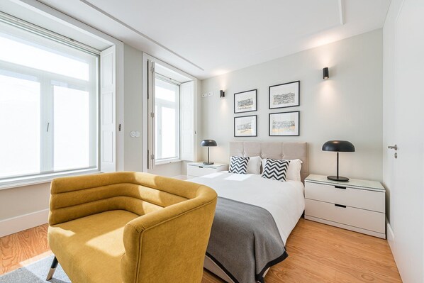 Escrivaninha, ferros/tábuas de passar roupa, acesso à internet