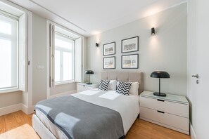 Desk, iron/ironing board, Internet, bed sheets