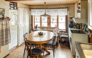 Kühlschrank, Mikrowelle, Herdplatte, Wasserkocher mit Kaffee-/Teezubehör