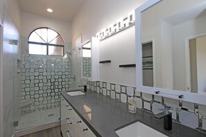 Byhus - flere senge (VV885 - Palm Valley CC) | Badeværelse