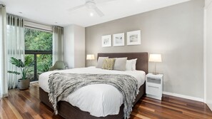 4 dormitorios, tabla de planchar con plancha, cuna de viaje