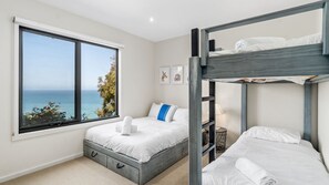 4 bedrooms, iron/ironing board, travel cot, free WiFi - Azure Wye River - Amazing ocean view family home (Wye River)