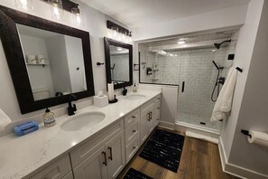 Een douche, handdoeken, zeep, toiletpapier