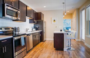 Frigorifero, microonde, forno, piano cottura