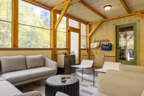 Televisión y chimenea 