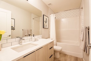 تجهيزات دش، مجففات شعر، مراحيض شطف، مناشف