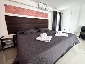 Individually decorated, individually furnished, desk, laptop workspace - HOTEL GOLEN ROSS (Villa Carlos Paz)