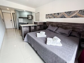 Individually decorated, individually furnished, desk, laptop workspace - HOTEL GOLEN ROSS (Villa Carlos Paz)