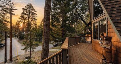 Bears Lair by Avantstay Wood-burning Fireplace + Firepit + Expansive Deck 3 Minutes to Bear Mountain + Big Bear Lake