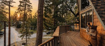 Bears Lair by Avantstay Wood-burning Fireplace + Firepit + Expansive Deck 3 Minutes to Bear Mountain + Big Bear Lake