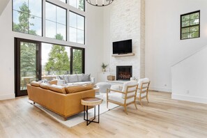 Interior - Luxury Retreat, 5mins to the Lake Game Room + Fire Pit Howlite by Avantstay (Lake Arrowhead)