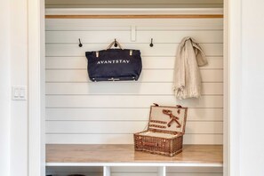 House (4 Bedrooms) | Interior - Luxury Retreat, 5mins to the Lake Game Room + Fire Pit Howlite by Avantstay (Lake Arrowhead)