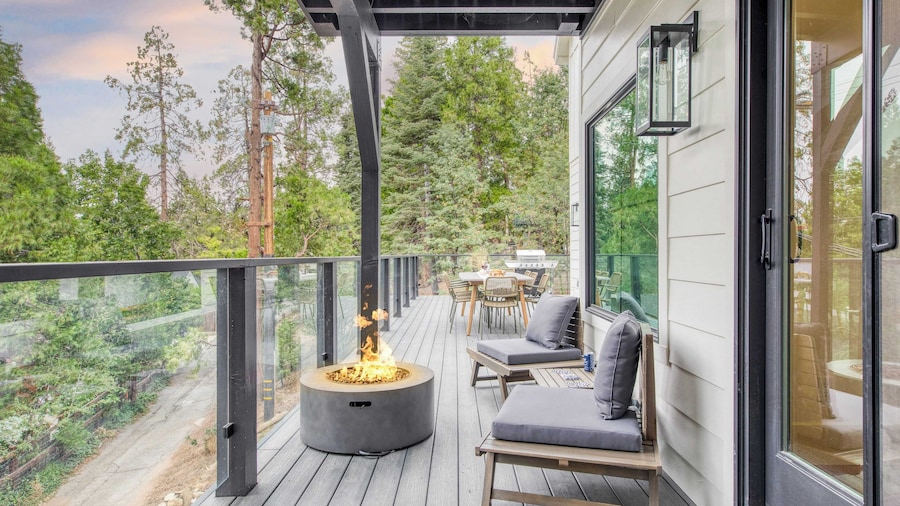 Luxury Retreat, 5mins to the Lake Game Room + Fire Pit Howlite by Avantstay