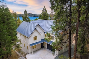 House (4 Bedrooms) | Front of property - Luxury Retreat, 5mins to the Lake Game Room + Fire Pit Howlite by Avantstay (Lake Arrowhead)
