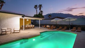 A pool area with lounge chairs, a dining table, and a covered patio. - Yellowjacket by Avantstay Entertainers Yard 10min to Downtown (Palm Springs)