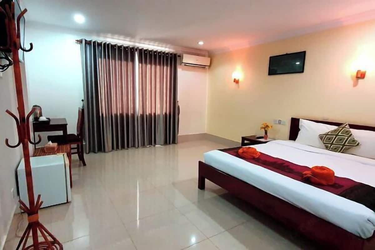 Premium bedding, desk, free WiFi, bed sheets
