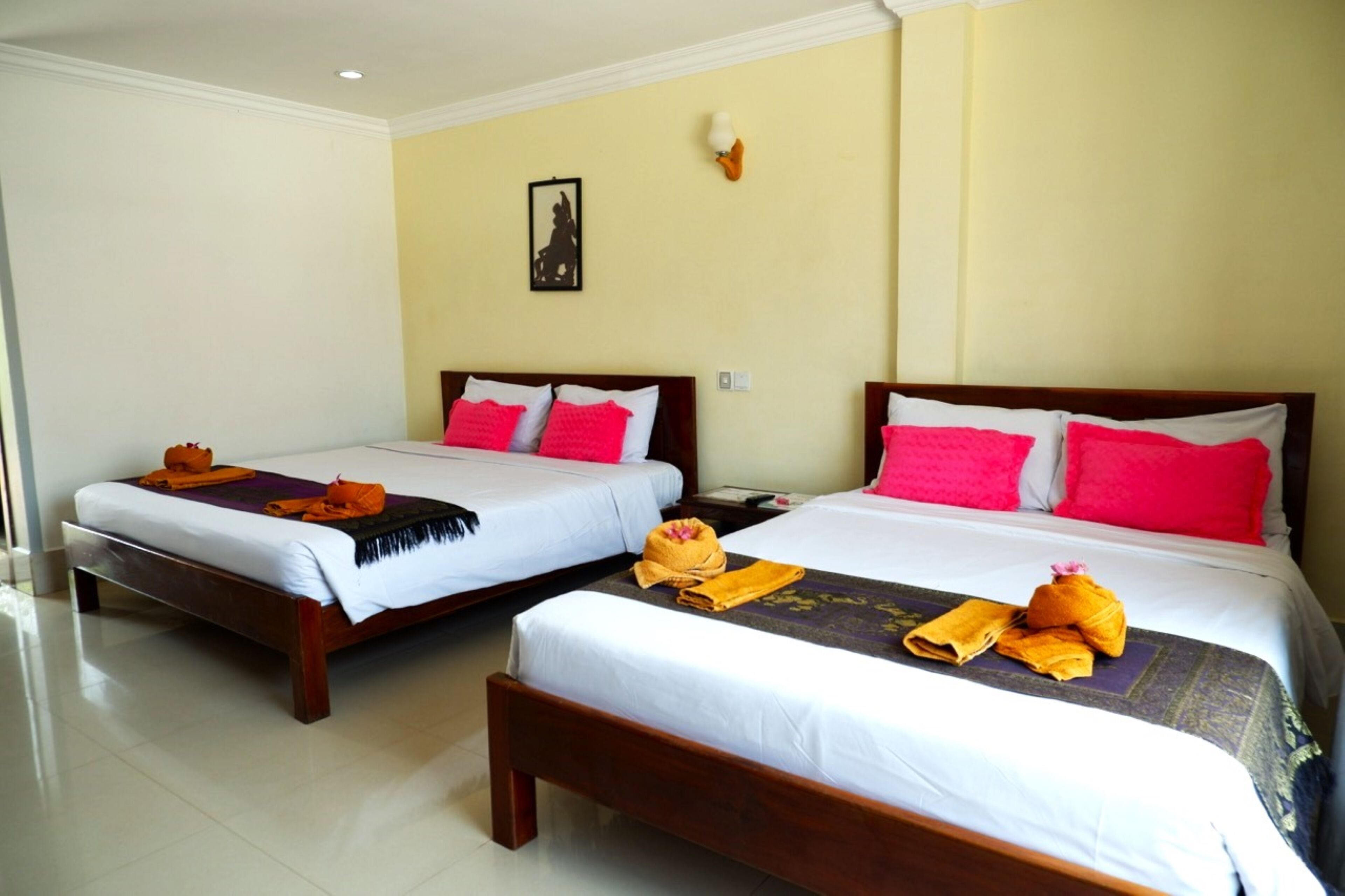 Habitación familiar | Ropa de cama de alta calidad, escritorio, wifi gratis y ropa de cama 