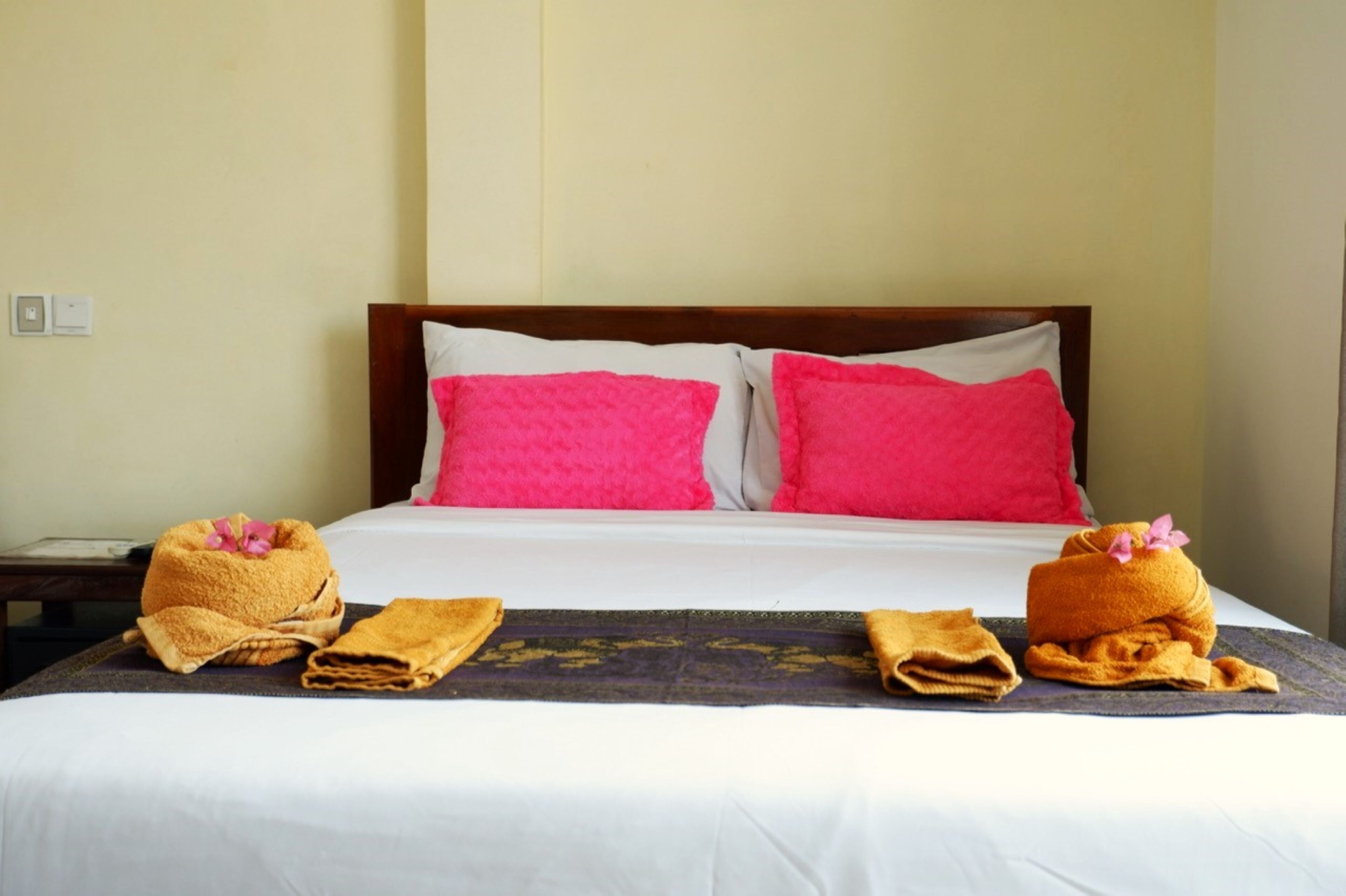 Habitación doble Deluxe | Ropa de cama de alta calidad, escritorio, wifi gratis y ropa de cama 