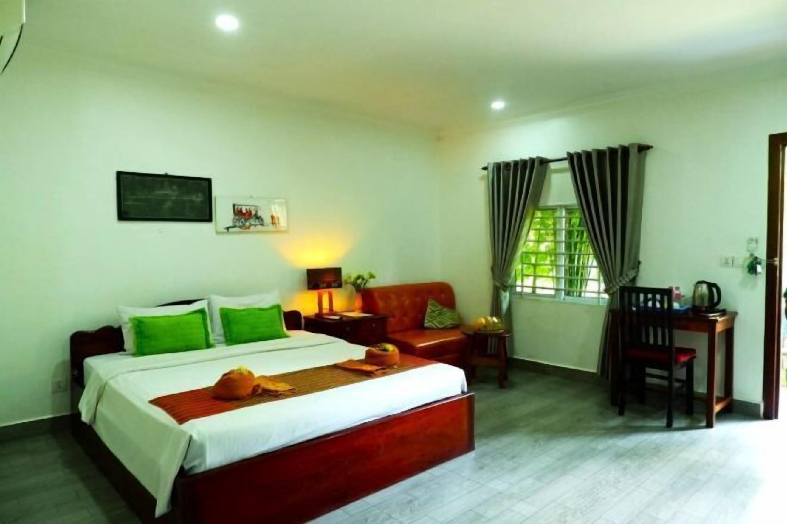 Seprai premium, meja kerja, Wi-Fi gratis, dan seprai linen