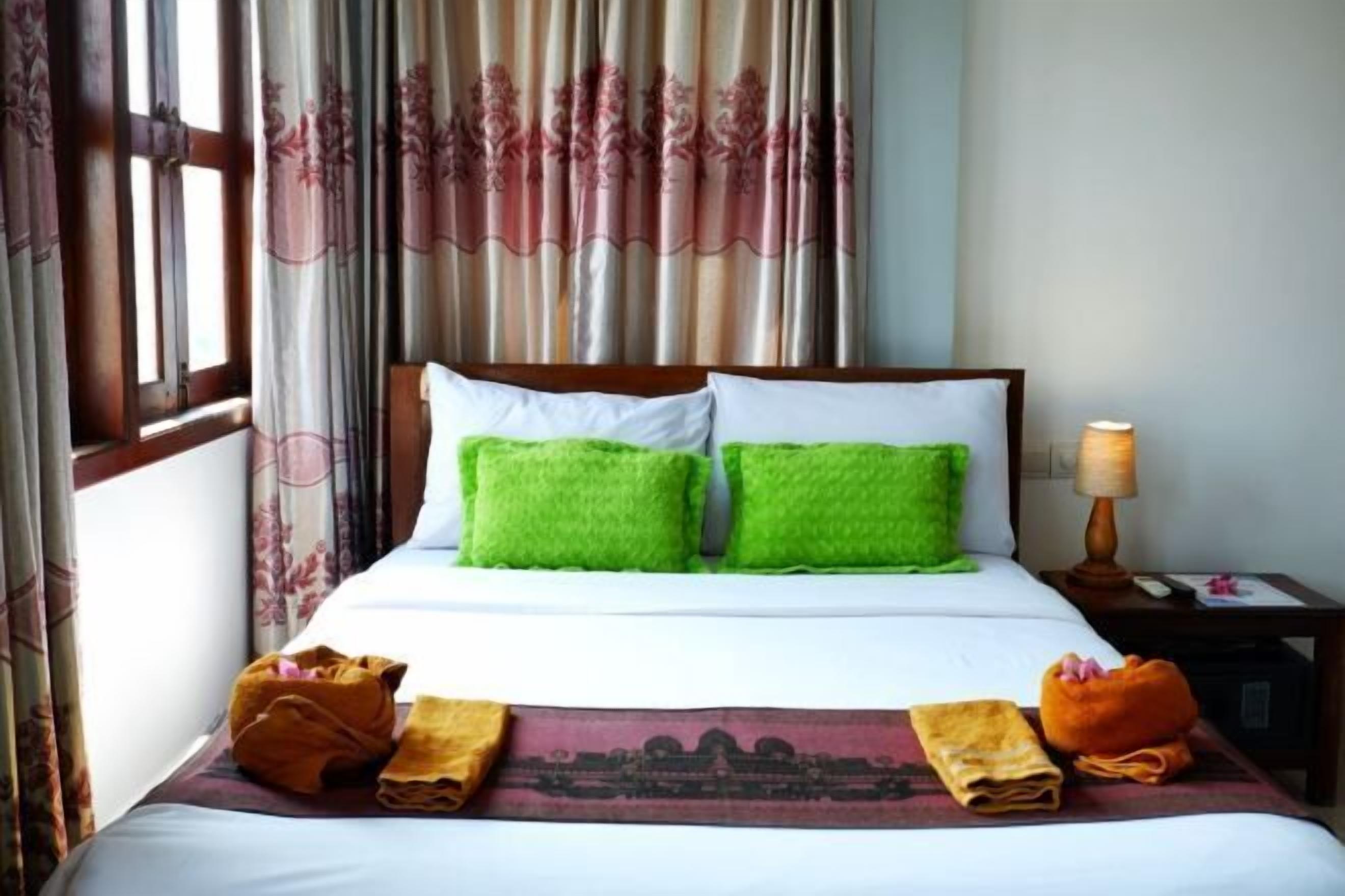 Seprai premium, meja kerja, Wi-Fi gratis, dan seprai linen